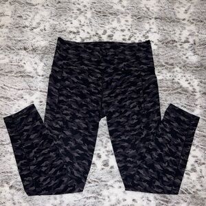 Athleta Salutation Stash Pocket II Printed 7/8 Tight Leggings Camo High Rise